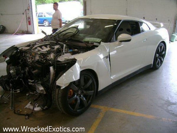 Here are a few photos from the first 2009 Nissan Skyline GTR to be wrecked