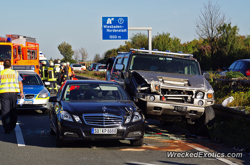 Hummer Crashed Into The Middle Barrier On The Highway