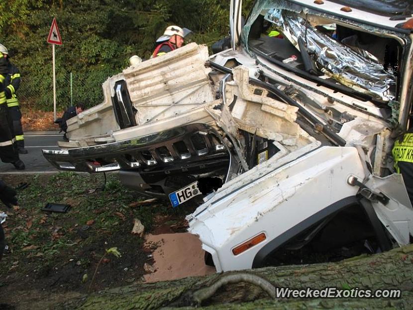 Driver Lost Control at High Speed And Crashed Into a Tree